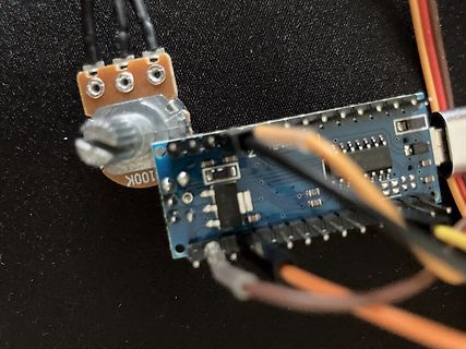 Mikrocontroller mit Potentiometer und Jumperkabeln