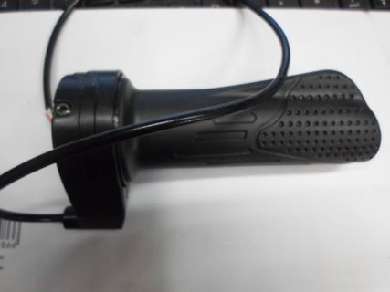 Schwarzer Handgriff mit Kabel