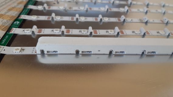 Mehrere LED-Streifen auf einer Arbeitsfläche
