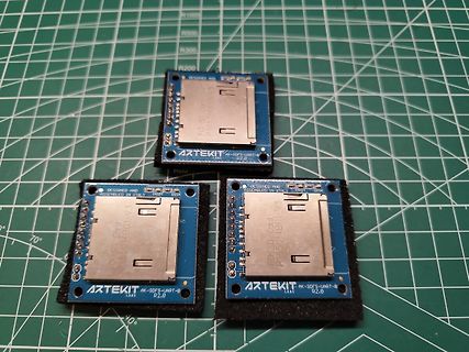 Drei SD-Karten-Module auf Schneidematte