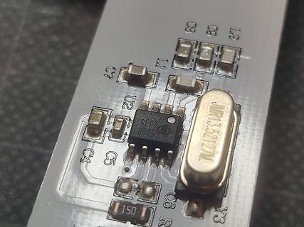 Nahaufnahme einer Leiterplatte mit IC und Quarz