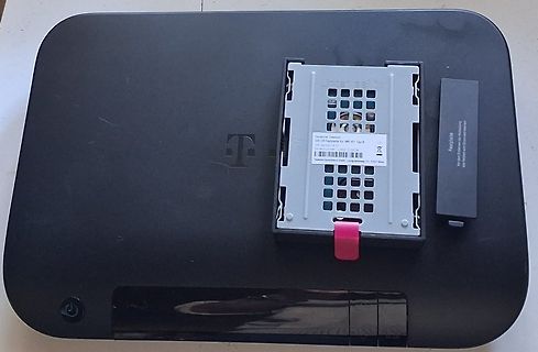Unterseite eines Telekom Routers mit SIM-Kartenslot