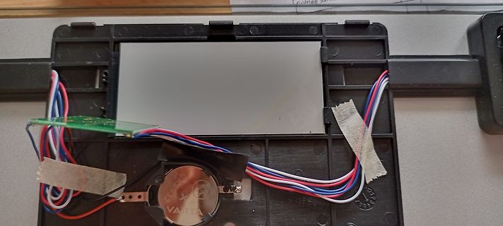 Innenansicht eines elektronischen Geräts mit Display und Batterie