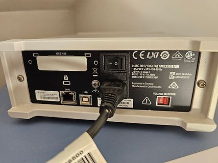 Rückseite eines HMC 8012 Digital Multimeters
