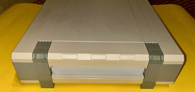 Gehäuse eines Retro-Videospielkonsolen-Moduls