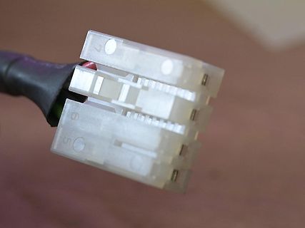 Elektrischer Stecker mit Pin-Nummerierung