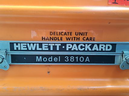 Typenschild eines Hewlett-Packard Oszilloskops