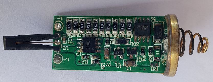 Foto einer Leiterplatte mit elektronischen Bauteilen