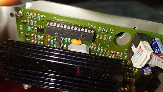 Leiterplatte mit PIC16F873 Mikrocontroller und Kühlkörper