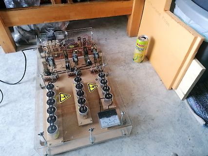 Elektronischer Aufbau mit Hochspannungskomponenten auf Acrylplatte