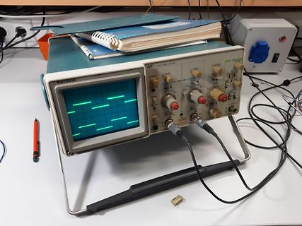 Tektronix Oszilloskop auf einem Arbeitstisch