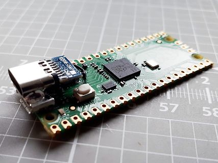 Mikrocontroller-Board auf Schneidematte