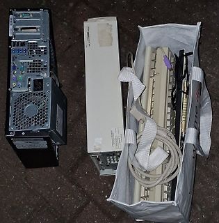 PC-Komponenten wie Gehäuse, Netzteil und Tastatur