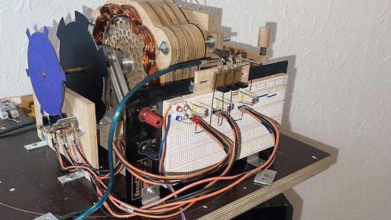 Experimenteller Aufbau mit Elektromotor und Breadboard
