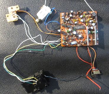 Elektronische Bauteile und Leiterplatte mit Verkabelung