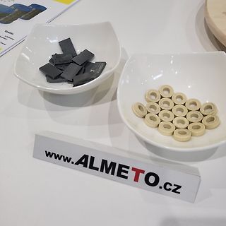Schalen mit elektronischen Bauteilen und Firmenlogo