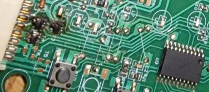 Nahaufnahme einer grünen Leiterplatte mit elektronischen Bauteilen