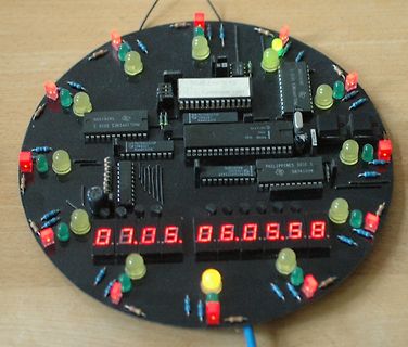 Runde Leiterplatte mit LEDs und 7-Segment-Anzeigen