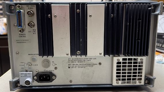 Rückseite eines elektronischen Messgeräts