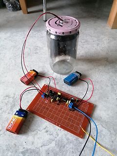 Elektronikaufbau mit Batterien auf Lochrasterplatine