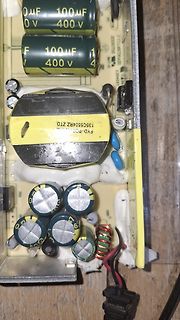 Innenansicht eines Schaltnetzteils mit Elektrolytkondensatoren und Transformator