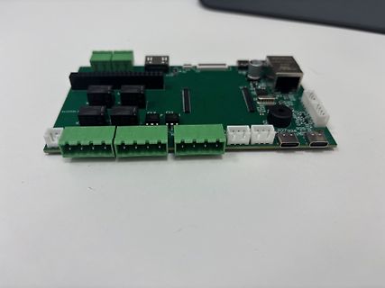 Grüne Leiterplatte mit elektronischen Bauteilen und Steckverbindern