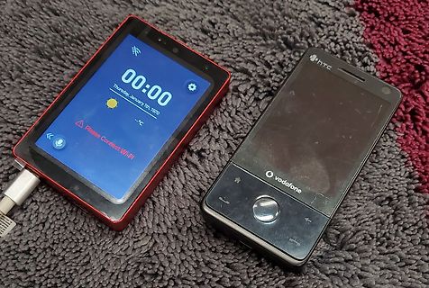 Zwei alte Smartphones auf Teppich