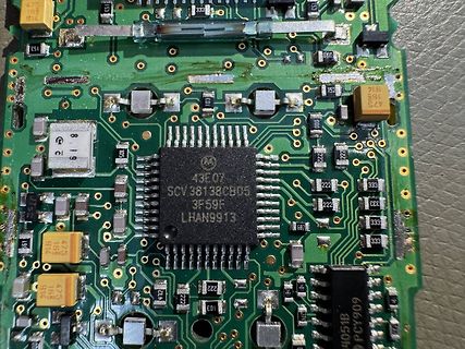 Nahaufnahme einer Leiterplatte mit Mikrocontroller