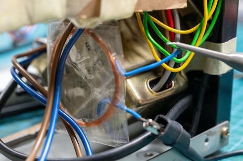 Freie Verdrahtung und Transformator in einer Werkstatt