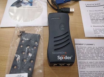 Lantronix SecureLinx Spider und Zubehör auf Tisch