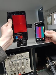 Zwei Smartphones mit Wärmebildanzeige und Oszilloskop