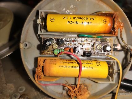 Innenansicht eines defekten Geräts mit ausgelaufenen Batterien