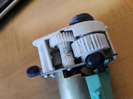 Mechanisches Getriebe mit Zahnrädern und Motor