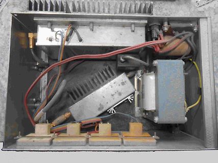 Innenansicht eines geöffneten Netzteils mit Bauteilen