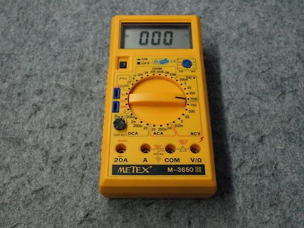 Gelbes Digitalmultimeter Metex M-3650