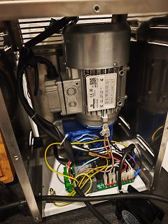 Elektromotor mit angeschlossener Steuerelektronik und Verkabelung