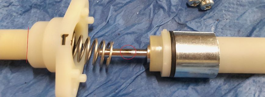 Mechanisches Bauteil mit Feder und Metallstange