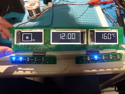 LCD-Display mit Uhrzeit und Temperaturanzeige auf Platine