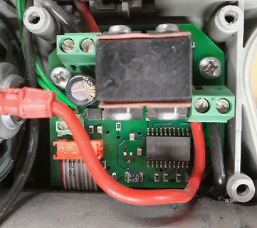 Foto einer Leiterplatte mit elektronischen Bauteilen