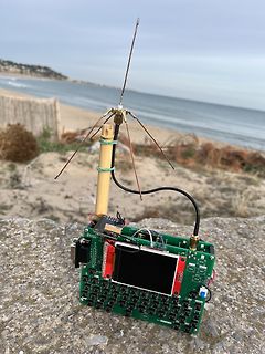 Selbstgebauter Funk- oder Messaufbau am Strand