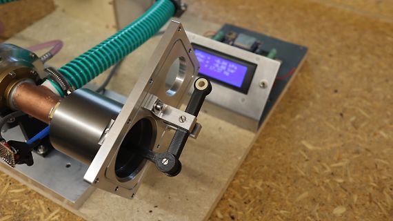 Experimenteller Versuchsaufbau mit Vakuumkomponenten und Display