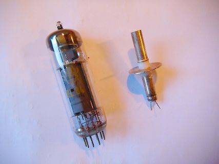 Elektronenröhre und eine Glühlampe