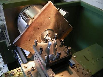 Nahaufnahme einer Metallwerkstatt oder Drehmaschine