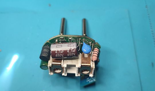 Nahaufnahme einer Leiterplatte mit Elektrolytkondensatoren