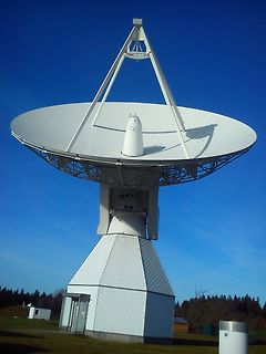 Große Satellitenschüssel unter blauem Himmel