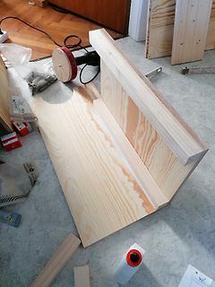 Holzwerkstatt mit Holzbrettern und Werkzeugen