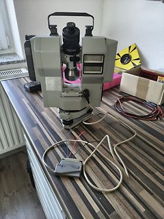 Mikroskop auf Werkstatttisch mit Messgerät