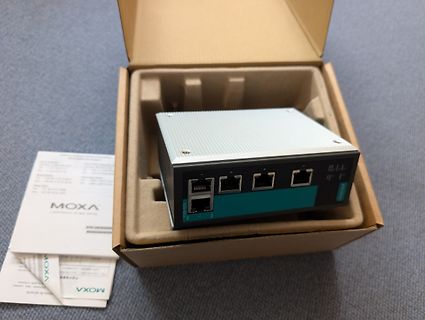 Moxa Netzwerkgerät in Verpackung