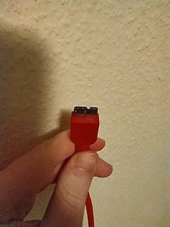 Rotes USB-Kabel in der Hand