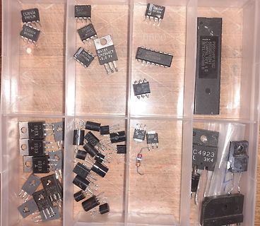 Sortiment verschiedener elektronischer Bauteile in einer Kunststoffbox